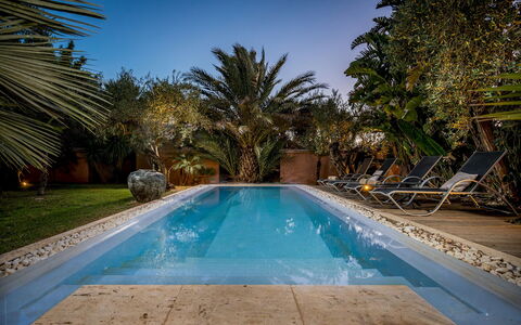 Villa Antura 4: Piscina, Blu, Acqua, Ricorrere, Eco Hotel, Mobili Da Esterno, Materiale Composito, Lettino, Giochi D'Acqua, Shade
