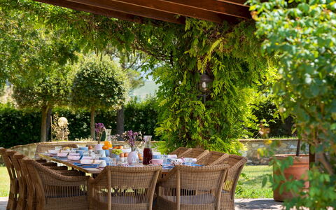 Villa Allodola 12: Mobilia, Tavolo, Mobili Da Esterno, Tavolo Esterno, Sedia, Giardino, Shade, Vaso Di Fiori, Cucina & Sala Da Pranzo Tavolo