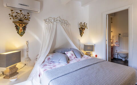 Villa Bambù 9+2: Mobilia, Letto, Interior Design, Camera Da Letto, Parete, Bedding, Lenzuolo, Pavimento, Pavimentazione, Legna