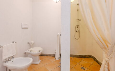 Villa Bambù 9+2: Pavimentazione, Pavimento, Interior Design, Soffitto, Camera, Idraulico Fixture, Bagno, Idraulico, Modanatura