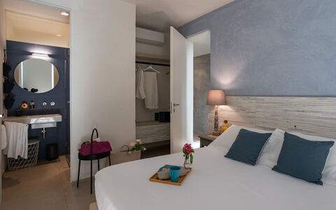 Villa Il Melograno 4+2: Mobilia, Parete, Interior Design, Camera Da Letto, Pavimentazione, Pavimento, Lenzuolo, Biancheria, Tessile, Letto