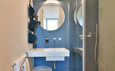 Villa Il Melograno 4+2: Parete, Interior Design, Bagno, Lavandino Del Bagno, Pavimentazione, Pavimento, Idraulico Fixture, Illuminazione, Camera, Lavello