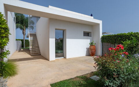 Villa Il Melograno 4+2: Parete, Architettura, Zona Residenziale, Casa, Materiale Composito, Shade, Calcestruzzo, Estate, Giardino, Landscaping