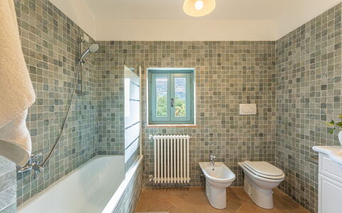 Casa Pippin 8: Pavimentazione, Bagno, Idraulico Fixture, Pavimento, Interior Design, Piastrella, Soffitto, Idraulico, Rubinetto, Gabinetto
