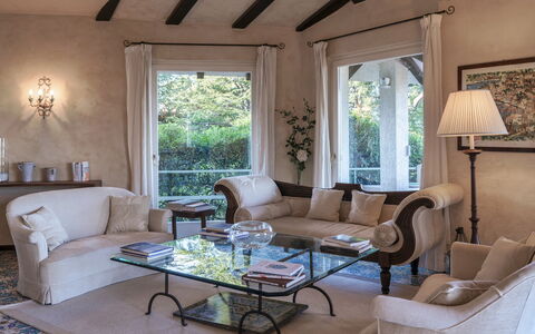 Villa del Prato 8: Mobilia, Interior Design, Divano, Tavolo, Pavimentazione, Pavimento, Legna, Soggiorno, Camera, Illuminazione