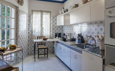 Villa del Prato 8: Cucina, Apparecchio Major, Pavimentazione, Controsoffitto, Interior Design, Elettrodomestico Da Cucina, Mobilia, Cabinetry, Pavimento, Casa