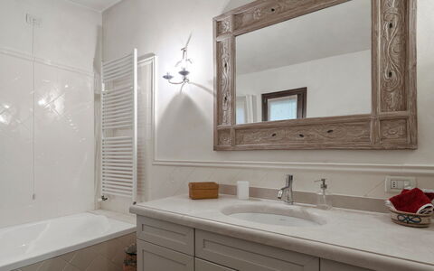Villa del Prato 8: Idraulico Fixture, Parete, Bagno, Interior Design, Lavello, Rubinetto, Lavandino Del Bagno, Pavimentazione, Mobiletto Del Bagno, Specchio