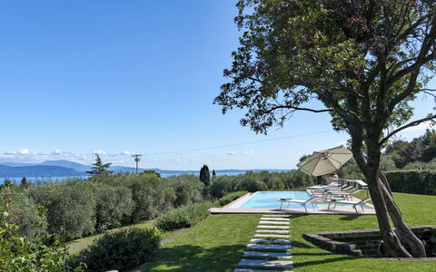 Villa del Prato 8: Blu, Paesaggio, Lotto, Giardino, Groundcover, Catena Montuosa, Landscaping, Prato, Cresta, Hedge