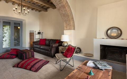 Villa dei Rosmarini 8: Mobilia, Interior Design, Parete, Pavimentazione, Divano, Pavimento, Soggiorno, Camera, Legna, Soffitto
