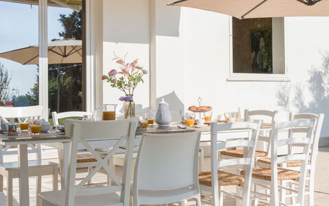Nonna Isa 12: Mobilia, Sedia, Tavolo, Cucina & Sala Da Pranzo Tavolo, Mobili Da Esterno, Tavola, Tavolo Esterno, Ristorante, Tovaglia, Sala Da Pranzo