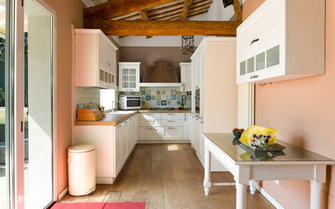 Nonna Isa 12: Mobilia, Interior Design, Cucina, Pavimentazione, Cabinetry, Legna, Controsoffitto, Soffitto, Pavimento, Elettrodomestico Da Cucina