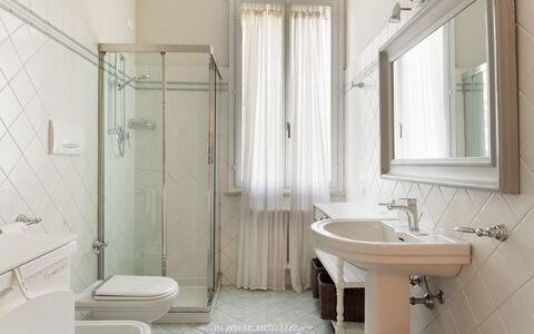 Nonna Isa 12: Idraulico Fixture, Interior Design, Pavimentazione, Bagno, Pavimento, Idraulico, Lavello, Rubinetto, Lavandino Del Bagno, Piastrella