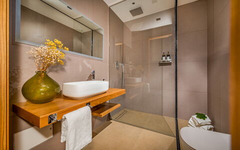 Villa Mulberry 10: Bagno, Interior Design, Idraulico Fixture, Pavimentazione, Pavimento, Lavandino Del Bagno, Legna, Rubinetto, Lavello, Specchio
