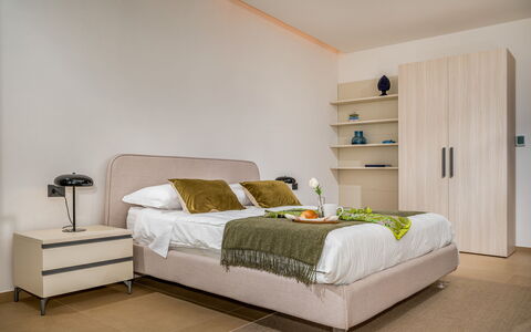 Villa Mulberry 10: Mobilia, Letto, Interior Design, Bedding, Camera Da Letto, Lenzuolo, Parete, Pavimentazione, Pavimento, Legna