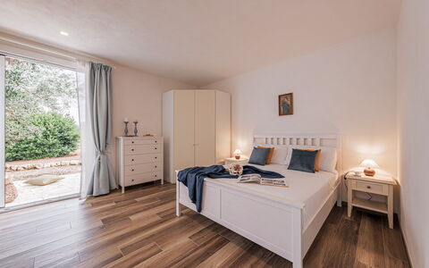 Villa Puspo 8: Mobilia, Letto, Interior Design, Camera Da Letto, Pavimentazione, Pavimento, Legna, Lenzuolo, Bedding, Camera