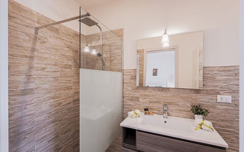 Villa Puspo 8: Pavimentazione, Idraulico Fixture, Bagno, Interior Design, Mobiletto Del Bagno, Pavimento, Lavandino Del Bagno, Rubinetto, Idraulico, Lavello