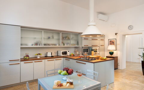 Villa Laguna 10: Cucina, Interior Design, Controsoffitto, Mobilia, Elettrodomestico Da Cucina, Pavimentazione, Cabinetry, Soffitto, Illuminazione, Apparecchio Major