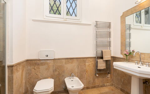 Villa Laguna 10: Idraulico Fixture, Bagno, Pavimentazione, Interior Design, Lavello, Lavandino Del Bagno, Rubinetto, Pavimento, Idraulico, Piastrella