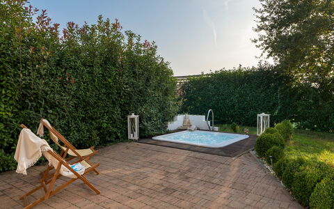 Villa Laguna 10: Piscina, Arbusto, Giardino, Mobili Da Esterno, Tempo Libero, Backyard, Landscaping, Shade, Giochi D'Acqua, Cortile
