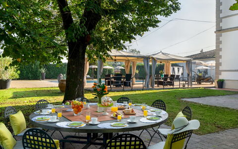Villa Laguna 10: Mobilia, Tavolo, Sedia, Shade, Mobili Da Esterno, Ristorante, Giardino, Tavolo Esterno, Struttura Esterna, Cortile