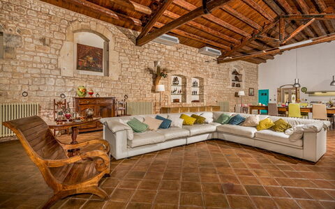 Villa Ramunna 6: Mobilia, Parete, Interior Design, Pavimentazione, Divano, Legna, Pavimento, Soffitto, Soggiorno, Camera