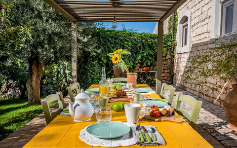 Villa Ramunna 6: Mobilia, Tavolo, Sedia, Cucina & Sala Da Pranzo Tavolo, Mobili Da Esterno, Tavola, Tovaglia, Tavolo Esterno, Interior Design, Sala Da Pranzo