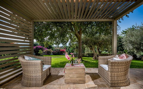 Villa Ramunna 6: Mobilia, Legna, Mobili Da Esterno, Giardino, Portico, Shade, Tavolo Esterno, Struttura Esterna, Sedia