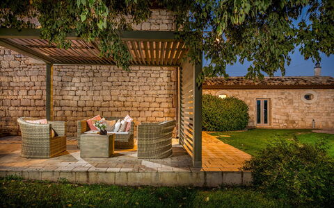 Villa Ramunna 6: Legna, Mobilia, Mobili Da Esterno, Giardino, Lotto, Shade, Backyard, Brick, Sedia, Terrazza