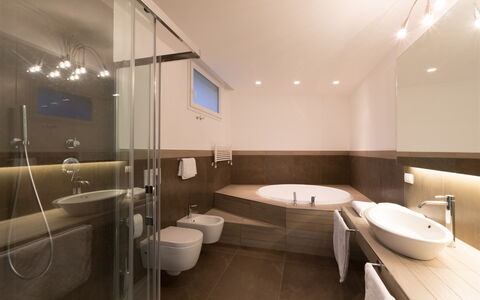 Villa Mandara 8+2: Bagno, Interior Design, Pavimentazione, Idraulico Fixture, Pavimento, Lavandino Del Bagno, Lavello, Soffitto, Rubinetto, Idraulico