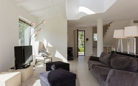 Villa Mandara 8+2: Mobilia, Interior Design, Pavimentazione, Divano, Pavimento, Parete, Soggiorno, Soffitto, Camera, Casa