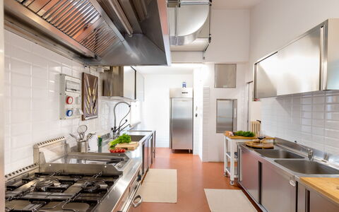 La Scuderia 8: Cucina, Elettrodomestico Da Cucina, Controsoffitto, Apparecchio Major, Cucina Stufa, Pavimentazione, Mobilia, Illuminazione, Interior Design, Stufa
