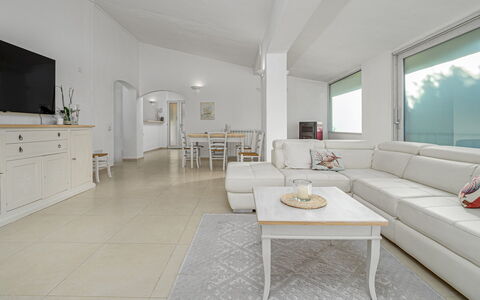 Villa la Maddalena 6+2: Mobilia, Pavimentazione, Divano, Interior Design, Soffitto, Pavimento, Soggiorno, Tavolo, Camera, Illuminazione