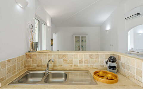 Villa la Maddalena 6+2: Parete, Interior Design, Pavimentazione, Soffitto, Controsoffitto, Pavimento, Idraulico Fixture, Camera, Illuminazione, Cucina