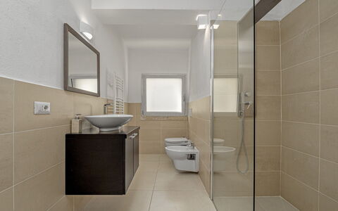 Villa la Maddalena 6+2: Bagno, Interior Design, Pavimentazione, Idraulico Fixture, Parete, Pavimento, Lavandino Del Bagno, Lavello, Gabinetto, Soffitto