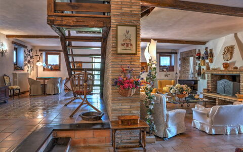 Casale Tre Cipressi 10: Mobilia, Interior Design, Soffitto, Tavolo, Sedia, Casa, Pavimentazione, Camera, Soggiorno, Vaso Di Fiori
