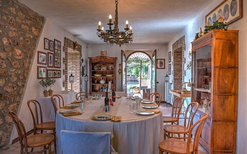 Casale Tre Cipressi 10: Mobilia, Interior Design, Tavolo, Sedia, Illuminazione, Soffitto, Sala Da Pranzo, Cucina & Sala Da Pranzo Tavolo, Pavimentazione, Lampada