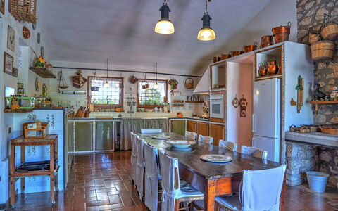Casale Tre Cipressi 10: Mobilia, Cucina, Interior Design, Tavolo, Illuminazione, Pavimentazione, Soffitto, Controsoffitto, Sedia, Cabinetry