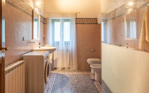 Casale delle Farfalle 12: Pavimentazione, Pavimento, Idraulico Fixture, Interior Design, Bagno, Piastrella, Illuminazione, Idraulico, Rubinetto, Soffitto