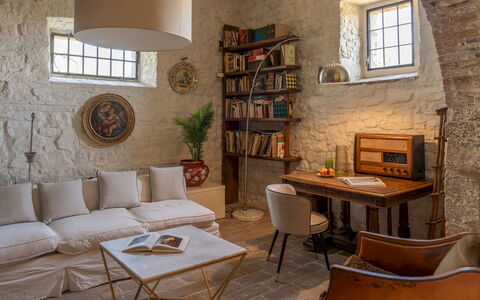 Villa la Pizzichina 10: Mobilia, Interior Design, Parete, Pavimentazione, Legna, Tavolo, Sedia, Soggiorno, Pavimento, Illuminazione