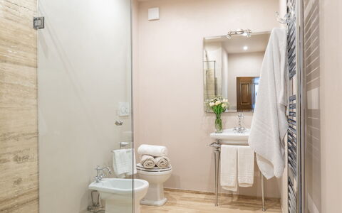 Villa la Monarca 16: Bagno, Pavimentazione, Interior Design, Idraulico Fixture, Toilet Seat, Pavimento, Gabinetto, Lavello, Idraulico, Rubinetto