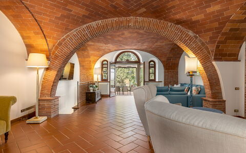 Villa la Monarca 16: Interior Design, Soffitto, Mobilia, Camera, Sedia, Color Legno, Pianta Della Casa, Brick, Divano, Lampada