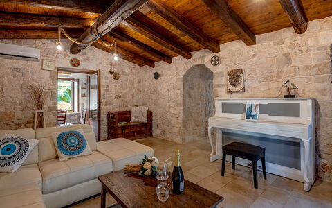Trulli Italia 6+2: Mobilia, Parete, Pavimentazione, Interior Design, Pavimento, Soffitto, Tavolo, Divano, Camera, Soggiorno