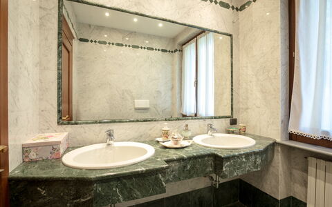 Villa Valchero 12: Lavandino Del Bagno, Idraulico Fixture, Lavello, Pavimentazione, Interior Design, Rubinetto, Pavimento, Bagno, Idraulico, Controsoffitto
