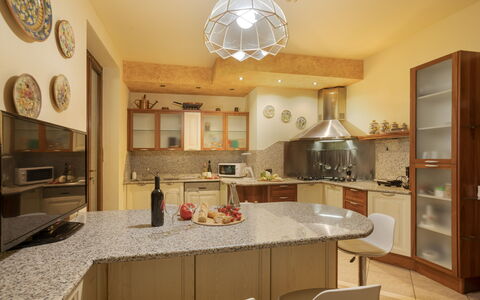 Villa Valchero 12: Cucina, Mobilia, Controsoffitto, Interior Design, Elettrodomestico Da Cucina, Cabinetry, Pavimentazione, Lampada, Legna, Soffitto