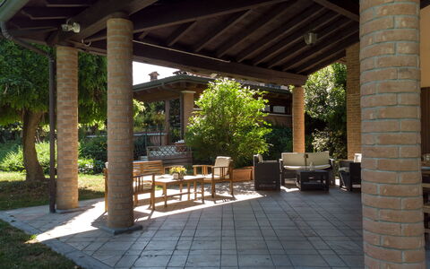 Villa Valchero 12: Legna, Colonna, Shade, Mobilia, Portico, Giardino, Struttura Esterna, Mobili Da Esterno, Landscaping, Backyard