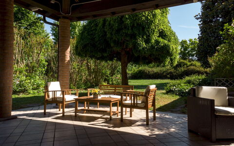 Villa Valchero 12: Mobilia, Mobili Da Esterno, Sedia, Giardino, Arbusto, Shade, Groundcover, Tavolo Esterno