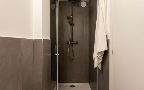 Dimora Egadina Giovanni 4+4: Parete, Pavimentazione, Idraulico Fixture, Pavimento, Idraulico, Bagno, Piastrella, Gabinetto