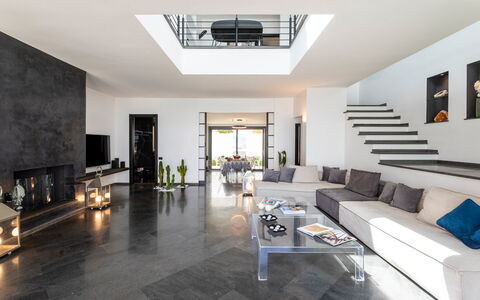 Dimora Egadina Giovanni 4+4: Mobilia, Interior Design, Pavimentazione, Pavimento, Divano, Soffitto, Soggiorno, Casa, Tavolo, Illuminazione