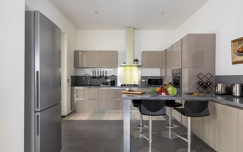 La Casetta 12: Mobilia, Cucina, Elettrodomestico Da Cucina, Interior Design, Controsoffitto, Pavimentazione, Apparecchio Major, Cabinetry, Legna, Pavimento