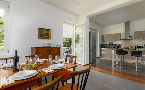 La Casetta 12: Mobilia, Pavimentazione, Interior Design, Legna, Pavimento, Sedia, Cucina & Sala Da Pranzo Tavolo, Soffitto, Tavolo, Sala Da Pranzo